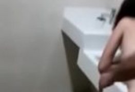 Putaria no banheiro festa na casa da amiga