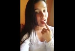 Putinha muito tesuda na siririca na sala de casa