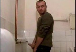 Quando pauzudos se encontram no mictorio - SuperPornoGay