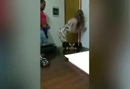 Rapidinha com a secretaria enquanto ela vigia a porta