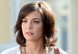 Regiane alves pelada mostrando a buceta no filme onde anda você