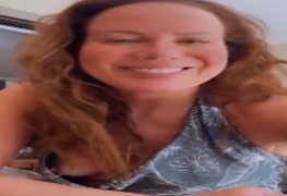 Regina Volpato pagando peitinho no Instagram