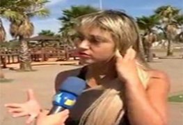 Repórter fica muito excitada em frente a câmera na praia de nudismo