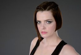 Roxane mesquida pelada sentando gostoso na série now apocalypse