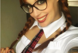 Ruiva Mel Fire dando uma rapidinha com seu chefe em cima da mesa