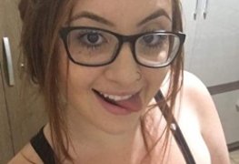 Ruivinha gostosa mostrando o piercing na buceta