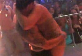 Só catucadão nas novinhas no baile funk
