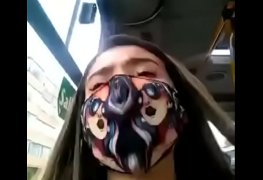 Safada gostosa se masturbando e gozando no ônibus