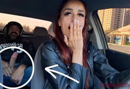 Safada motorista de aplicativo flagra passageiro se masturbando atrás!