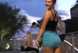 Safada novinha em publico