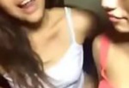 Safadas Fernanda e sua amiga na internet aprontando juntas