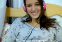 Safadinha novinha, caiu na net brincando na cam com o namorado