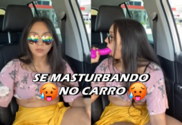 Se Masturbando No Carro