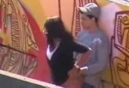 Sexo Flagra na Passarela casal safado trepando gostoso e sendo filmado