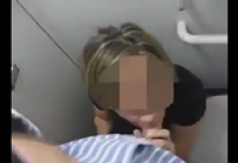 Sexo no banheiro do avião