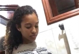 Siririca no banheiro da mulatinha novinha