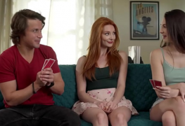 Strip Poker que acabou com sortudo comendo duas gostosas