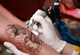 Sua esposa merece uma tatuagem de Hotwife.