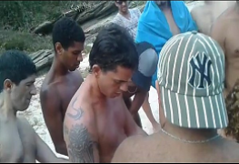 Suruba na praia de nudismo com a esposa do corno