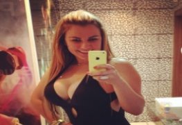 Thayse peituda cavala caiu na net mostrando o peitão