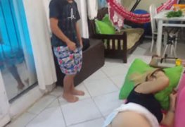 Tia dormindo de fio dental no sofá é a alegria do sobrinho