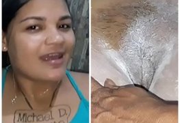 Tigresa depilando com cera quente e mostra a buceta sem pelo - XV NUDES