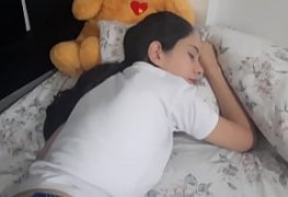 Tio pega sobrinha colegial desprevenida na cama