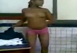 Tirou a roupa dentro da sala de aula na escola