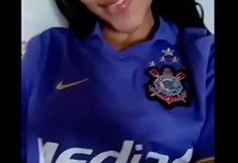 Torcedora do corinthians se tocando com dois dedos