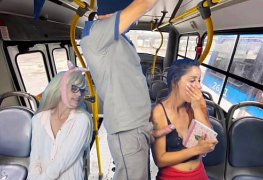 Trabalhador tira pau pra fora e encoxa mulheres dentro do ônibus em público!