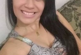 Transou no capô do carro com o namorado pirocudo que meteu sem dó no seu cú