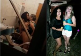 Vídeo com flagra de duas safadas se pegando no banheiro