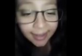 Vídeo reupado da siririca dessa colegial de óculos