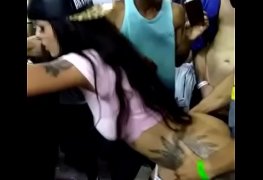 Vadia gostosa dando pra vários no carnaval