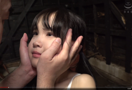 Velho safado fodendo a força novinha japonesa
