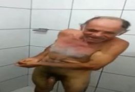 Velho tarado chupando os peitos da neta virgem caiu na net