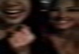 Video novinha Britney na maior safadeza no taxi com a amiga gostosa