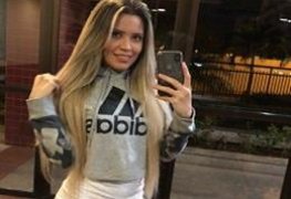 Yasmin Mineira se masturbando no chuveiro