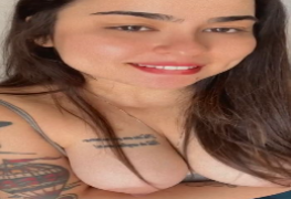 Yasmin Prado do Tiktok Mostrando os Peitinhos