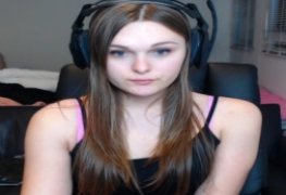 Youtuber novinha deu mole e caiu na net peladinha