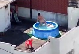 Zueiros zoando os vizinhos trepando e ainda joga na net